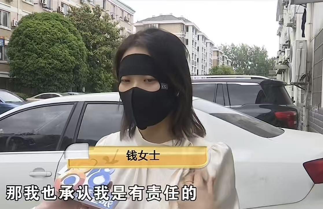 开云在线-女子倒车撞到空调致车损坏,事后担心加价不肯走保险要商家担责